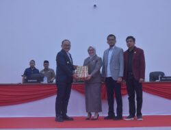 Rapat Penyerahan Surat Keputusan Pimpinan DPRD Sulbar Tentang Penyempurnaan Dua  Ranperda
