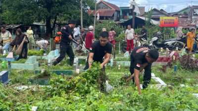Personil Brimob, TNI Serta Pemerintah Kota Makassar Bersihkan Kampung Lokasi Perang Kelompok