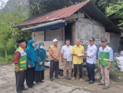 Baznas Enrekang Beri Bantuan Rp 15 Juta untuk Perbaiki Rumah Warga Tak Mampu