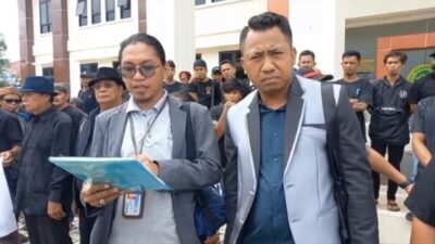 Puluhan Warga Geruduk PN Mamuju Kawal Sidang Perdana Gugatan Sengketa Lahan Antara Warga dengan PT WKSM