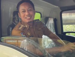 Bupati Enrekang Resmikan Truk Sampah Baru, Langsung Coba Setir Sendiri