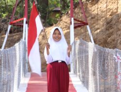 Brimob Polda Sulsel Selesaikan Bangun Jembatan Gantung di Soppeng