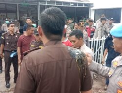 Aksi Jilid IV Mahasiswa Enrekang Tuntut Tangkap Mantan Kajari, Telur Terbang ke Aparat