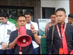 Sidang Praperadilan Kasus Baznas Enrekang Ricuh, Massa Bakar Ban dan Hujani Pengadilan dengan 90 Butir Telur