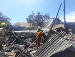 Breaking : 4 Kios Ludes Terbakar di Jalan Galangan Kapal