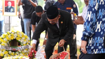Suhardi Duka Jadi Inspektur Upacara Persemayaman Salim S Mengga