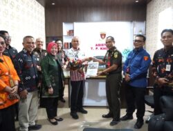 Inspektorat Sulbar Serahkan Hasil Audit PKKN kepada Aspidsus Kejati Sulbar
