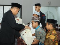 Satuan Brimob Polda Sulsel Bagikan 1.000 Paket Ramadan untuk Anak Yatim