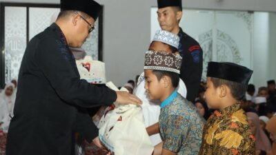 Satuan Brimob Polda Sulsel Bagikan 1.000 Paket Ramadan untuk Anak Yatim