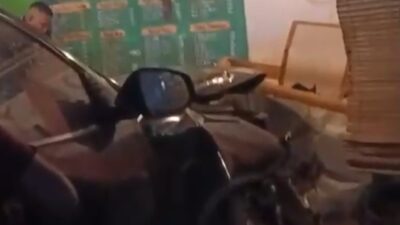 Mobil Dinas Dikemudikan Anak Pejabat Bagian Aset Mamuju Tabrak Warung Lamongan 2 Korban Luka