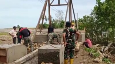 3 Tahun Jembatan Putus Warga Desa Bonda Terpaksa Kerja Bakti Bersama TNI Perbaiki Jembatan