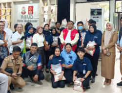 IKA Unhas Bersama AAS Salurkan Bantuan Sosial Untuk Pasien Rumah sakit Satu Milyar Rupiah Dan 100 Ton Beras