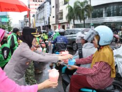 Kasat Intelkam Polres Pelabuhan Makassar Akp Muh Yufsin Dampingi Kapolres bersama Berbagi Takjil di Bulan Suci Ramadhan 2026 di Kawasan Tugu Mandiri