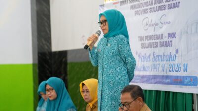 Jelang Lebaran Ketua TP PKK Sulbar Bagikan Sembako Gratis ke Lansia di Masjid Muhajirin 