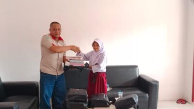 PT WKSM Serahkan Bantuan Peralatan Sekolah di Tiga SD di Desa Bojo