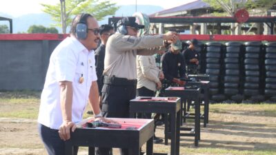 Gubernur Suhardi Duka Ikuti Eksebisi Menembak Dalam Rangka HUT Bhayangkara ke 80 
