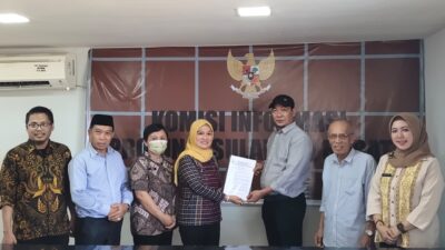 KominfoSS Sulbar Serahkan DIP Pemprov ke Komisi Informasi