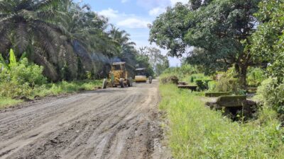 PT MUL Benahi Jalan Berlubang Sejauh 5 Kilo Meter Gunakan Anggaran CSR