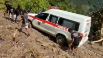 Cuaca Buruk Terjang Kecamatan Kalumpang Akibatkan 2 Ambulance Pembawa Pasien Rujukan Terjebak Longsor dan Banjir