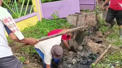 Got Mampet Bertahun-tahun, Warga Enrekang Turun Tangan Bersihkan Kantor SKB: Mana Pimpinannya?