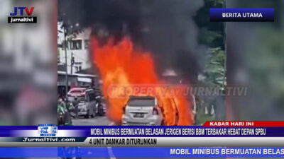Berita Video : Mobil Minibus Bermuatan Belasan Jerigen Berisi BBM Terbakar Hebat di Eranbatu. 4 Unit Damkar Diturunkan Lakukan Pemadaman