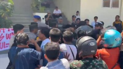 Demo Kantor Balai Sungai Ricuh Massa Tonjok Polisi