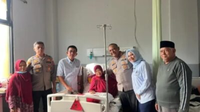 Silaturahmi di Tengah Ujian, Kapolres Enrekang Jenguk Ibunda Bupati yang Dirawat di RSUD Massenrempulu