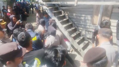 Menolak Rumah Miliknya Dieksekusi Nenek Renta Meronta Ronta Saat Dievakuasi Oleh Petugas