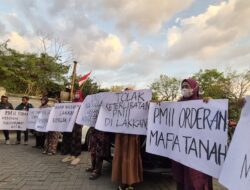 Puluhan Emak-Emak Lakkang Caddi Bubarkan Aksi Massa PMII Di Depan Kampus Umi Makassar Yang Macetkan Jalan