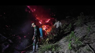 Api Landa Lahan di Enrekang, Polisi-TNI-Warga Bahu-Membahu Padamkan