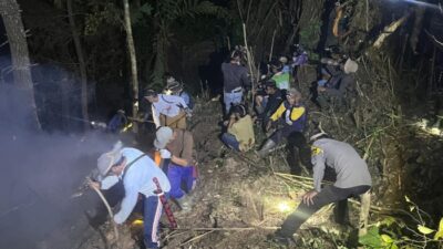 Kebakaran Landa Kawasan Hutan di Buntu Dulang, Bhabinkamtibmas dan Warga Padamkan Api