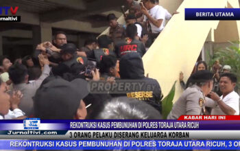 Berita Video : Rekontruksi Kasus Pembunuhan di Polres Toraja Utara, Ricuh, 3 Orang Pelaku Diserang Keluarga Korban