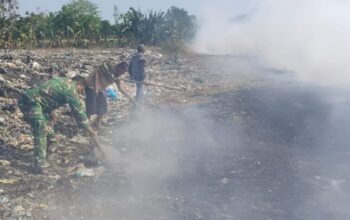 Sinergi Cepat Babinsa dan Warga Padamkan Kebakaran TPA Bajeng