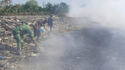 Sinergi Cepat Babinsa dan Warga Padamkan Kebakaran TPA Bajeng
