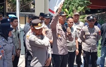Kasat Samapta Polres Enrekang Dampingi Kapolres Kawal Aksi Unjuk Rasa Masyarakat Lingkar Tambang