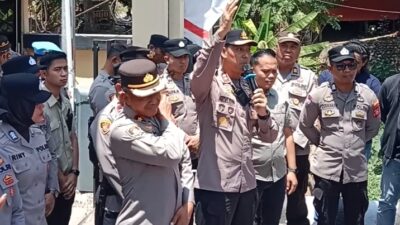 Kasat Samapta Polres Enrekang Dampingi Kapolres Kawal Aksi Unjuk Rasa Masyarakat Lingkar Tambang