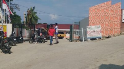 Upah Tukang Belum Dibayar Sebesar 3 Milyar Pekerja Sekolah Rakyat Tutup Akses Masuk Pakai Alat Berat