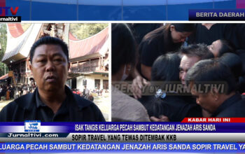 Berita Video : Isak Tangis Keluarga Pecah Sambut Kedatangan Jenazah Aris Sanda Sopir Travel Yang Tewas Ditembak KKB