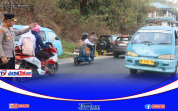 Wujudkan Polisi Bersama Masyarakat, Kapolres Toraja Utara Senin Pagi Turun Langsung Atur Lalu Lintas Urai Kemacetan