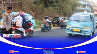 Wujudkan Polisi Bersama Masyarakat, Kapolres Toraja Utara Senin Pagi Turun Langsung Atur Lalu Lintas Urai Kemacetan