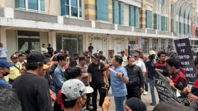 Ricuh Saling Dorong, Aksi Di Kantor PT GMTD Mahasiswa GAM Usir PT GMTD dari Tanah Sulawesi Selatan