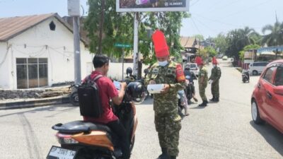 Kenakan Passapu, Kodim 1419/Enrekang Bagikan Ratusan Masker ke Warga