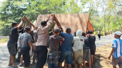 Kapolres Enrekang Turun Langsung Evakuasi Mobil Box Kecelakaan di Poros Enrekang–Maiwa