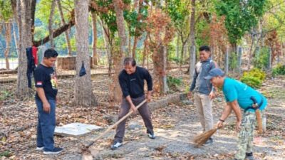 Dukung Adipura 2026, Sekretariat DPRD Enrekang Kerja Bakti di Taman Kota Bamba
